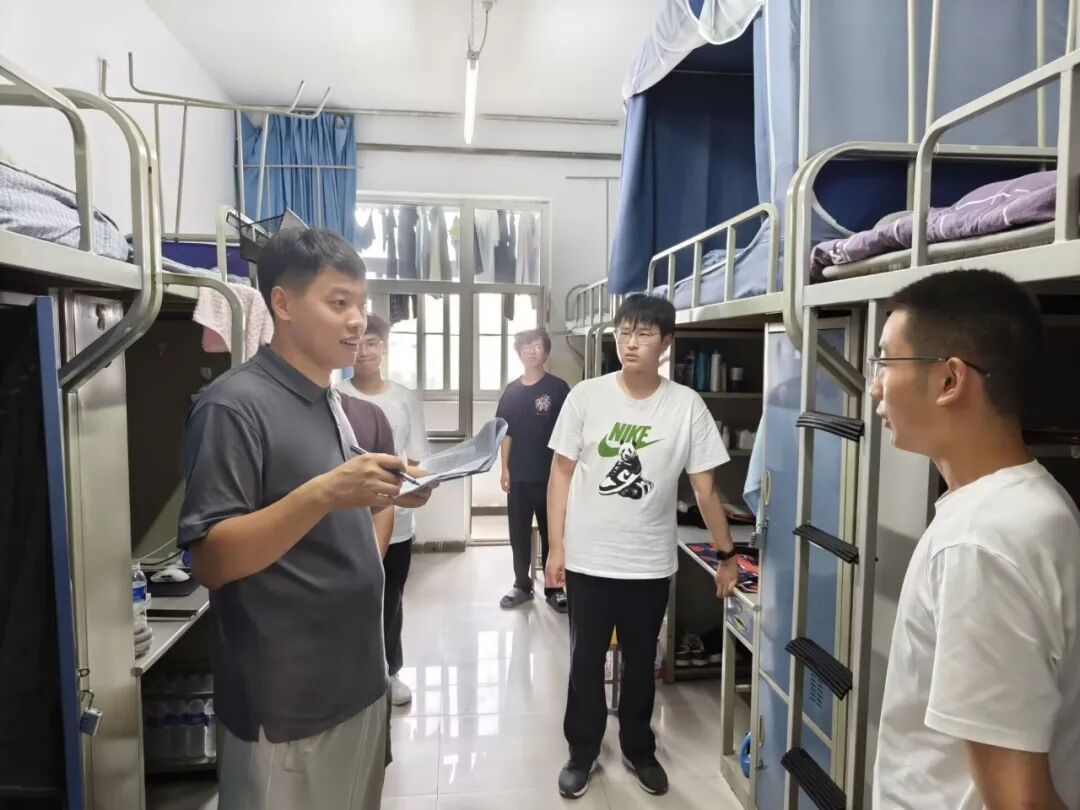 心系学生，温情融融——beat365中文唯一官网2025级新生辅导员携院级学生干部走访新生宿舍