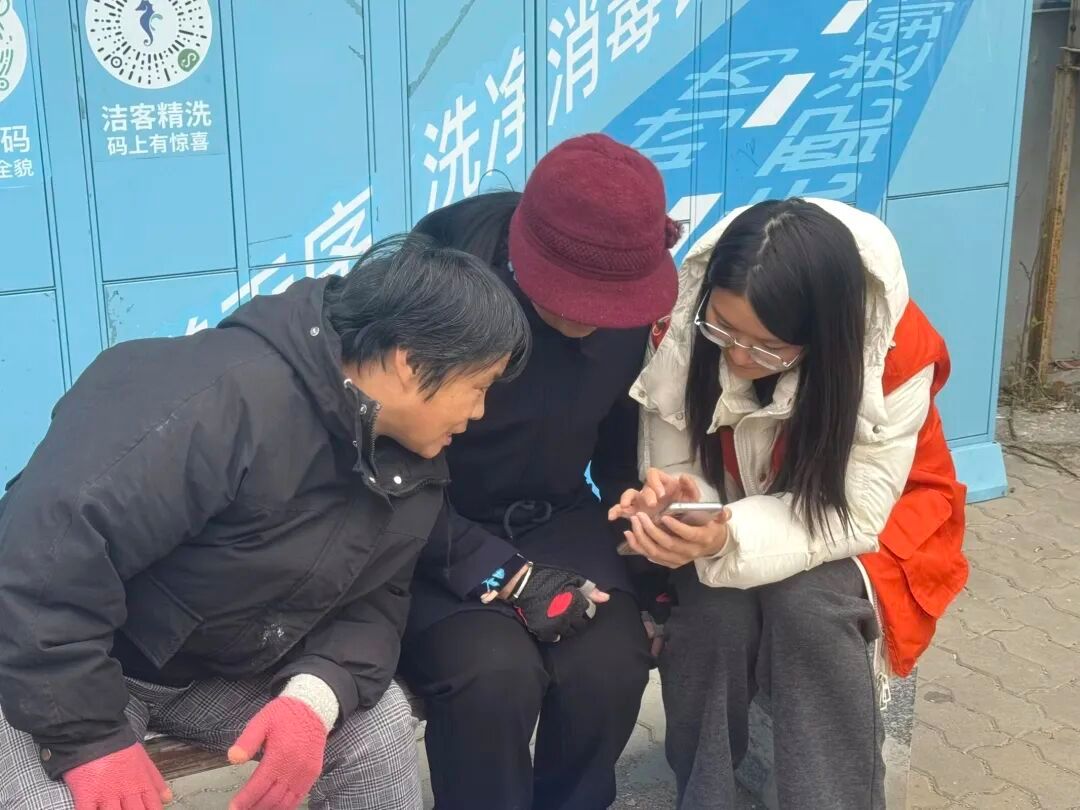 智慧助老，e路同行——青年志愿者协会开展智慧助老进社区志愿服务活动